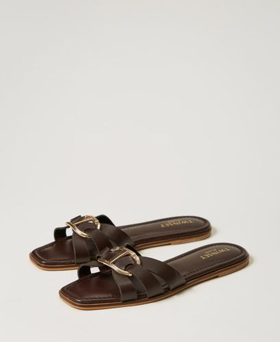 Leather slides with Oval T Chocolate Lab