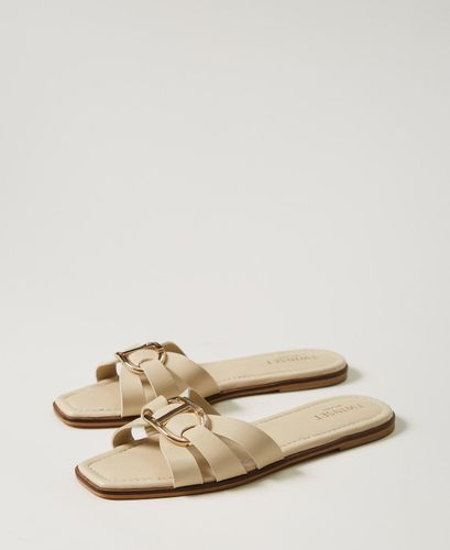 Leather slides with Oval T Pale 