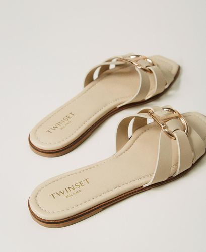 Leather slides with Oval T Pale 