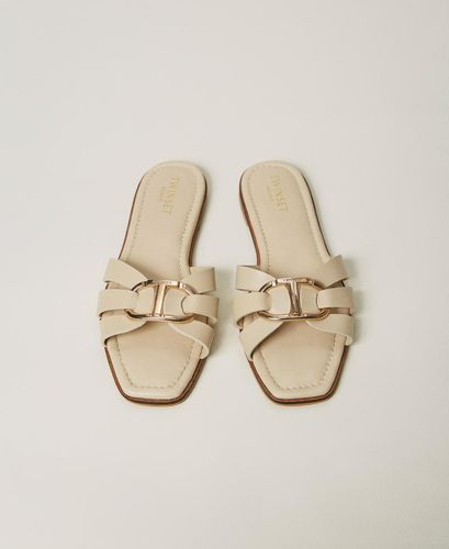 Leather slides with Oval T Pale 