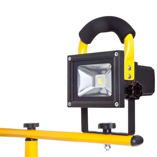 שני פרוז’קטורים נטענים LED 10W על חצובה Artos