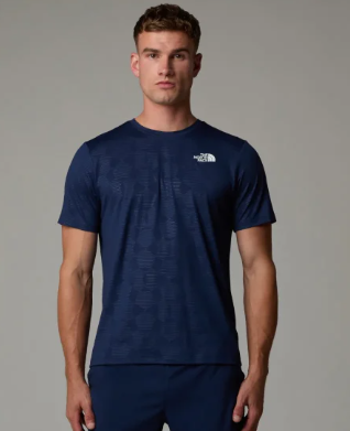 חולצת טי קצרה גברים 24/7 EMBOSSED מבית דה נורט פייס THE NORTH FACE