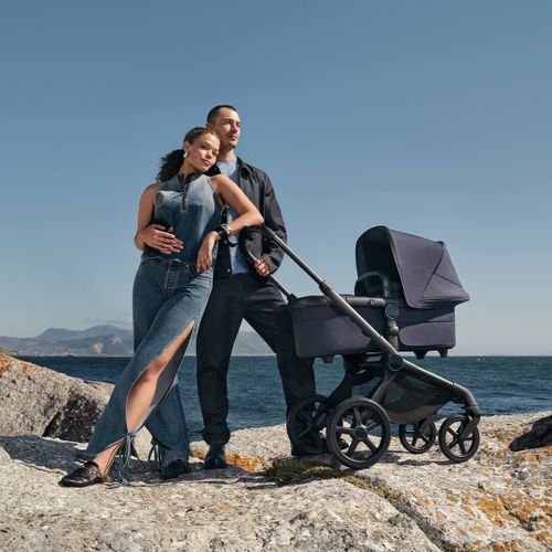 עגלת בוגבו פוקס 5 החדשה Fox 5 Bugaboo מתקפלת בקלות ביד אחת עם העריסה צבע אפור ירח