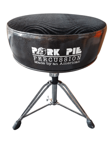 כסא תופים בעבודת יד בצבע שחור עם ריפוד קטיפה גלי מבית PORK PIE PERCUSSION