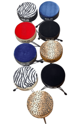 כסא תופים בעבודת יד בצבע אדום עם ריפוד קטיפה גלי מבית PORK PIE PERCUSSION