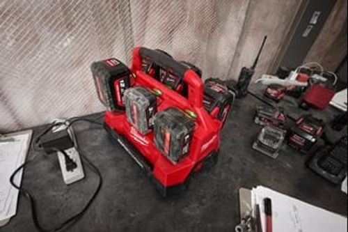 מטען 6 מקומות טעינה מהירה עם חיבור USB - MILWAUKEE M18PC6 PACKOUT 18V