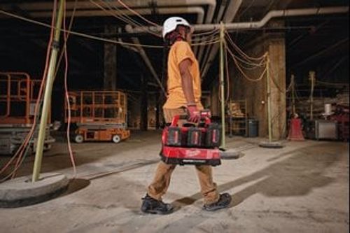 מטען 6 מקומות טעינה מהירה עם חיבור USB - MILWAUKEE M18PC6 PACKOUT 18V