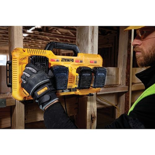 מטען מרובע DEWALT DCB104 בצבע צהוב-שחור עם 4 פורטים לטעינה בו-זמנית, מערכת קירור מאוורר, תאימות לכל סוללות DEWALT מסדרות 12V/20V/60V ואפשרויות התקנה על קיר או מערכת TOUGHSYSTEM.