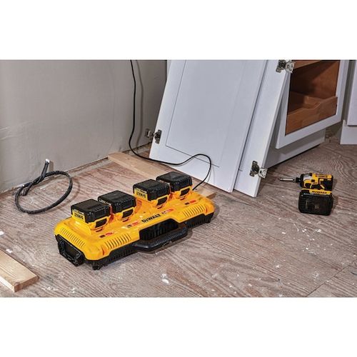 מטען מרובע DEWALT DCB104 בצבע צהוב-שחור עם 4 פורטים לטעינה בו-זמנית, מערכת קירור מאוורר, תאימות לכל סוללות DEWALT מסדרות 12V/20V/60V ואפשרויות התקנה על קיר או מערכת TOUGHSYSTEM.