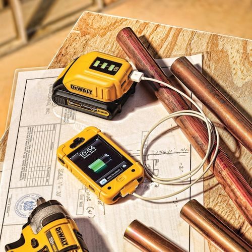 מתאם USB DeWALT DCB090 בצבע צהוב-שחור עם שתי יציאות USB לטעינת מכשירים ניידים באמצעות סוללות DeWALT 12V/20V/60V, כולל מחוון LED למצב הסוללה, בעיצוב קשיח ועמיד לתנאי אתרי בנייה.