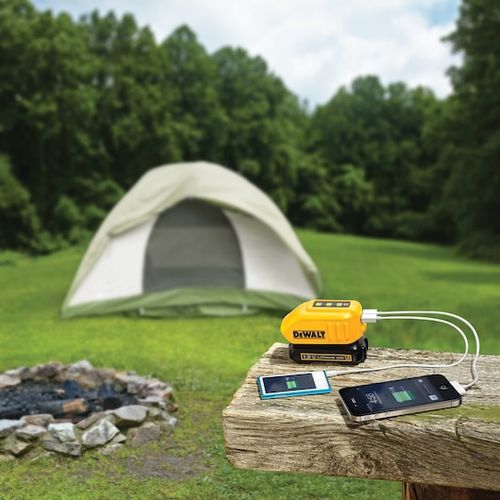 מתאם USB DeWALT DCB090 בצבע צהוב-שחור עם שתי יציאות USB לטעינת מכשירים ניידים באמצעות סוללות DeWALT 12V/20V/60V, כולל מחוון LED למצב הסוללה, בעיצוב קשיח ועמיד לתנאי אתרי בנייה.