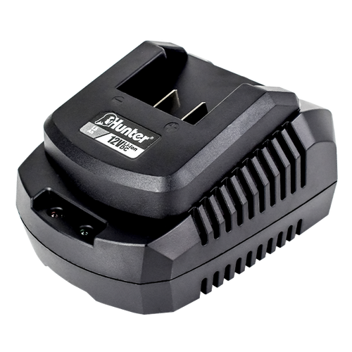 מטען HUNTER 12V 1.5A דגם 102701-001 בצבע שחור, עם מנגנון Quick Click לחיבור מהיר של הסוללה, חיווי LED צבעוני למצב הטעינה, פתחי אוורור בצדדים ואפשרות תלייה לקיר.