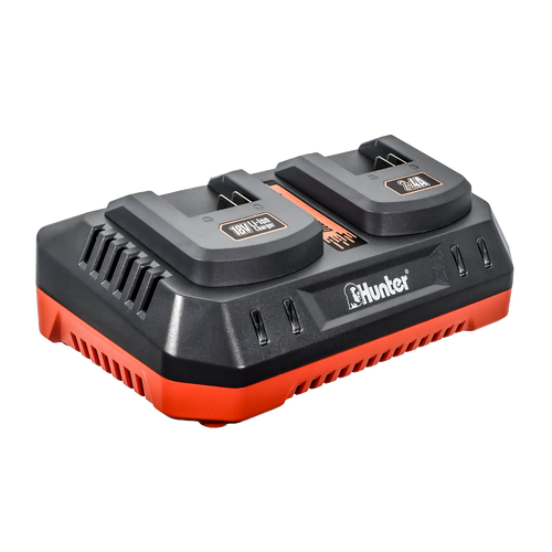 מטען כפול HUNTER 102701-016 לסוללות 18V בצבע שחור-אפור, עם שתי תושבות סוללה, חיווי LED למצב טעינה, פתחי אוורור ואפשרות התקנה על קיר. מספק זרם טעינה של 4A לכל תושבת (8A סה