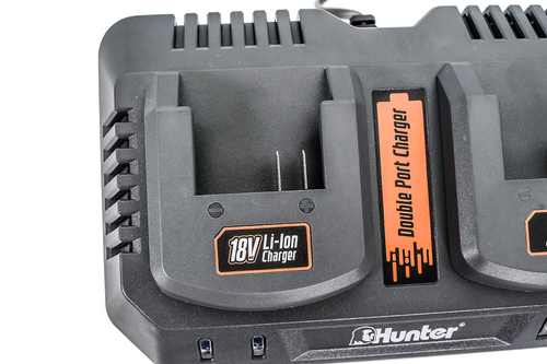 מטען כפול HUNTER 102701-016 לסוללות 18V בצבע שחור-אפור, עם שתי תושבות סוללה, חיווי LED למצב טעינה, פתחי אוורור ואפשרות התקנה על קיר. מספק זרם טעינה של 4A לכל תושבת (8A סה