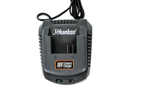 מטען קומפקטי HUNTER 102701-015 לסוללות 18V בעל זרם טעינה 3A, בצבע שחור. משקל קל במיוחד של 320 גרם, עם מנגנון Quick Click לחיבור מהיר, חיווי מצב טעינה, פתחי אוורור צדדיים ואפשרות תלייה לקיר.