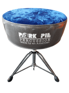 כסא תופים בעבודת יד בצבע כחול כהה עם ריפוד קטיפה מבית PORK PIE PERCUSSION