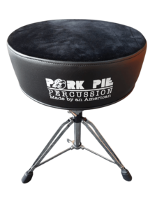 כסא תופים בעבודת יד בצבע שחור עם ריפוד קטיפה מבית PORK PIE PERCUSSION