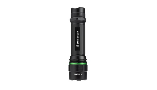 פנס לד נטען SWISS TECH דגם ST031620 עם 500 לומנס, מבנה אלומיניום בעיצוב שישה-צדדי למניעת גלגול, טכנולוגיית זום מתקדמת וארבעה מצבי תאורה שונים. בעל עמידות למים IPX4 וטווח הארה של עד 80 מטר.