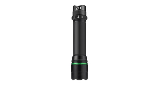 : פנס לד נטען SWISS TECH דגם ST031621 עם 1000 לומנס, מבנה אלומיניום בעיצוב שישה-צדדי למניעת גלגול, טכנולוגיית זום מתקדמת וארבעה מצבי תאורה שונים. בעל עמידות למים IPX4 וטווח הארה של עד 100 מטר.