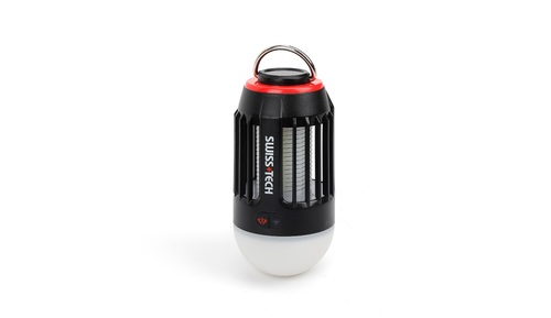 פנס קמפינג דו-תכליתי SWISS TECH  דגם ST033001 עם תאורת LED 150 לומנס וקוטל יתושים UV מובנה. בעל מבנה ABS עמיד למים IPX4, סוללה נטענת עם זמן עבודה של עד 12 שעות וידית נשיאה מובנית. פתרון אקולוגי ללא כימיקלים וריח.