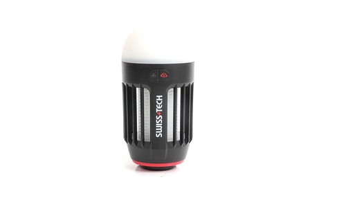 פנס קמפינג דו-תכליתי SWISS TECH  דגם ST033001 עם תאורת LED 150 לומנס וקוטל יתושים UV מובנה. בעל מבנה ABS עמיד למים IPX4, סוללה נטענת עם זמן עבודה של עד 12 שעות וידית נשיאה מובנית. פתרון אקולוגי ללא כימיקלים וריח.
