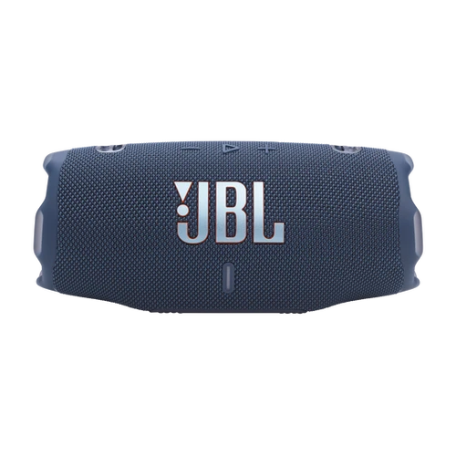 JBL Charge 6 כחול עם רצועת נשיאה – הרמקול מוצג עם רצועה מחוברת, מונח על חול ים, מצביע על ניידות ועמידות בתנאי חוץ.