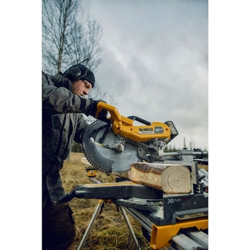 מסור פנדל DEWALT DHS780T2A בצבע צהוב-שחור אופייני למותג, עם להב 305 מ