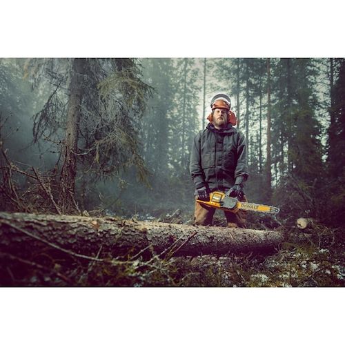 מסור פנדל DEWALT DHS780T2A בצבע צהוב-שחור אופייני למותג, עם להב 305 מ