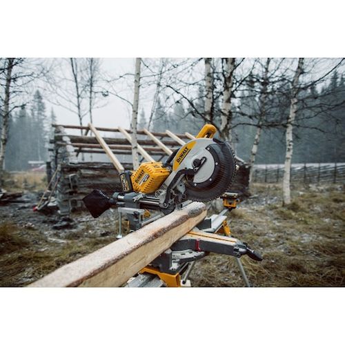 מסור פנדל DEWALT DHS780T2A בצבע צהוב-שחור אופייני למותג, עם להב 305 מ
