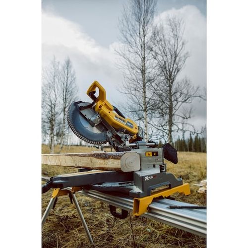 מסור פנדל DEWALT DHS780T2A בצבע צהוב-שחור אופייני למותג, עם להב 305 מ