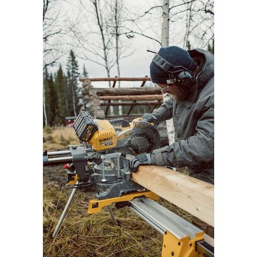 מסור פנדל DEWALT DHS780T2A בצבע צהוב-שחור אופייני למותג, עם להב 305 מ
