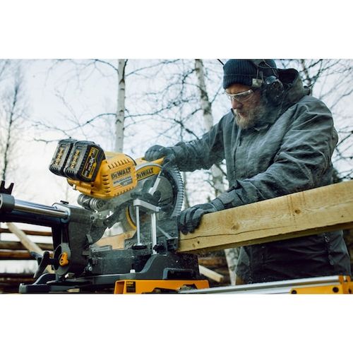 מסור פנדל DEWALT DHS780T2A בצבע צהוב-שחור אופייני למותג, עם להב 305 מ