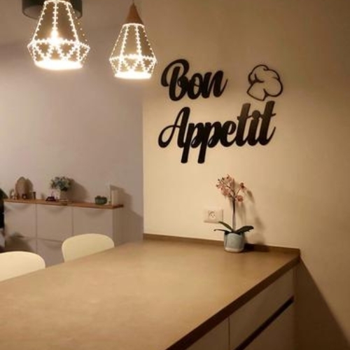 שלט למטבח Bon Appetit הכולל כובע שף - עשוי עץ שחור יוקרתי 