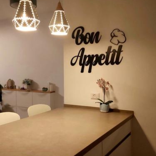שלט למטבח Bon Appetit הכולל כובע שף - עשוי עץ שחור יוקרתי
