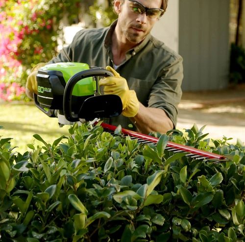 גוזם גדר חיה GREENWORKS 80V PRO דגם 99568 עם להבים באורך 66 ס