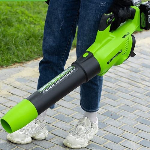 מפוח עלים GREENWORKS 48V Brushless דגם 99506-8 עם בקרת שיוט, מצב טורבו ופייה מיוחדת לפינות