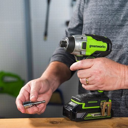 מברגת אימפקט GREENWORKS 24V דגם GD24ID3 עם מנוע Brushless, מומנט 300Nm, 2 סוללות 2 אמפר, מטען מהיר, תיק נשיאה וסט ביטים במתנה