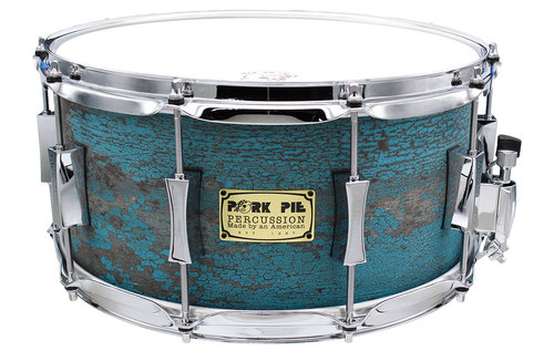 תוף סנר עבודת יד 14 אינץ' / 7 אינץ' בגימור כחול Barn Blue מבית Pork Pie Percussion