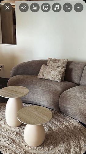 שולחן צד מאשרום בגוון בהיר