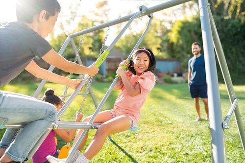 מתקן חצר ממתכת ל 3 לילדים עם 2 נדנדות - אפור