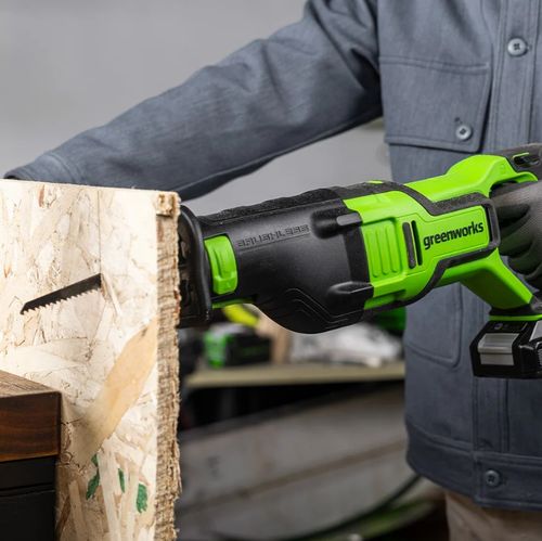 מסור חרב GREENWORKS 24V Brushless דגם 99579-2 עם ידית צד נשלפת, תפס להב מהיר וציפוי גומי ארגונומי לחיתוך עץ ומתכת