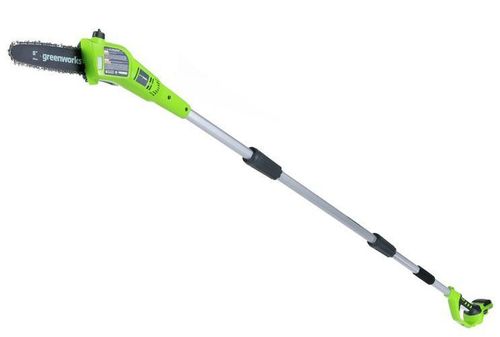 מסור גבהים נטען GREENWORKS 24V דגם 99502-7 עם מוט אלומיניום תלת-חלקי באורך 2.62 מטר, להב 8 אינץ', שימון אוטומטי ומעצור שרשרת לגיזום מקצועי בגובה