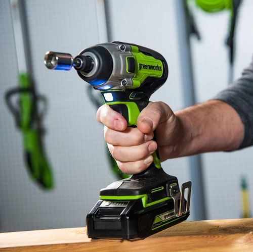 מברגת אימפקט GREENWORKS 24V דגם GD24ID3 עם מנוע Brushless, מומנט 300Nm, 2 סוללות 2 אמפר, מטען מהיר, תיק נשיאה וסט ביטים במתנה