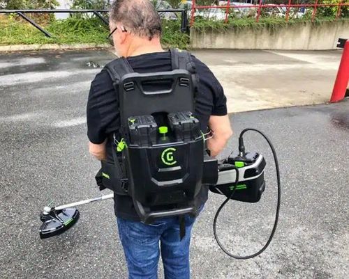 יחידת כוח נישאת GREENWORKS 80V PRO דגם 99783 עם תא סוללות כפול, כבל ומתאם סוללת דמה, מאפשרת עבודה רציפה עם כלי גינון חשמליים, כולל מפוח במתנה