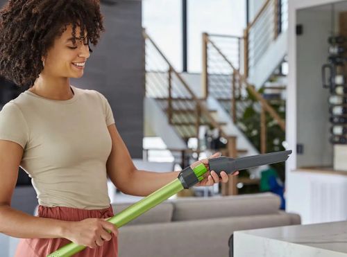 שואב אבק נטען GREENWORKS 24V דגם 99780-1-2 עם מנוע 500W, כוח יניקה 170AW, סוללת 4 אמפר ומטען מיקרו. מצויד במסנן HEPA ופועל בשקט של 73 דציבל.