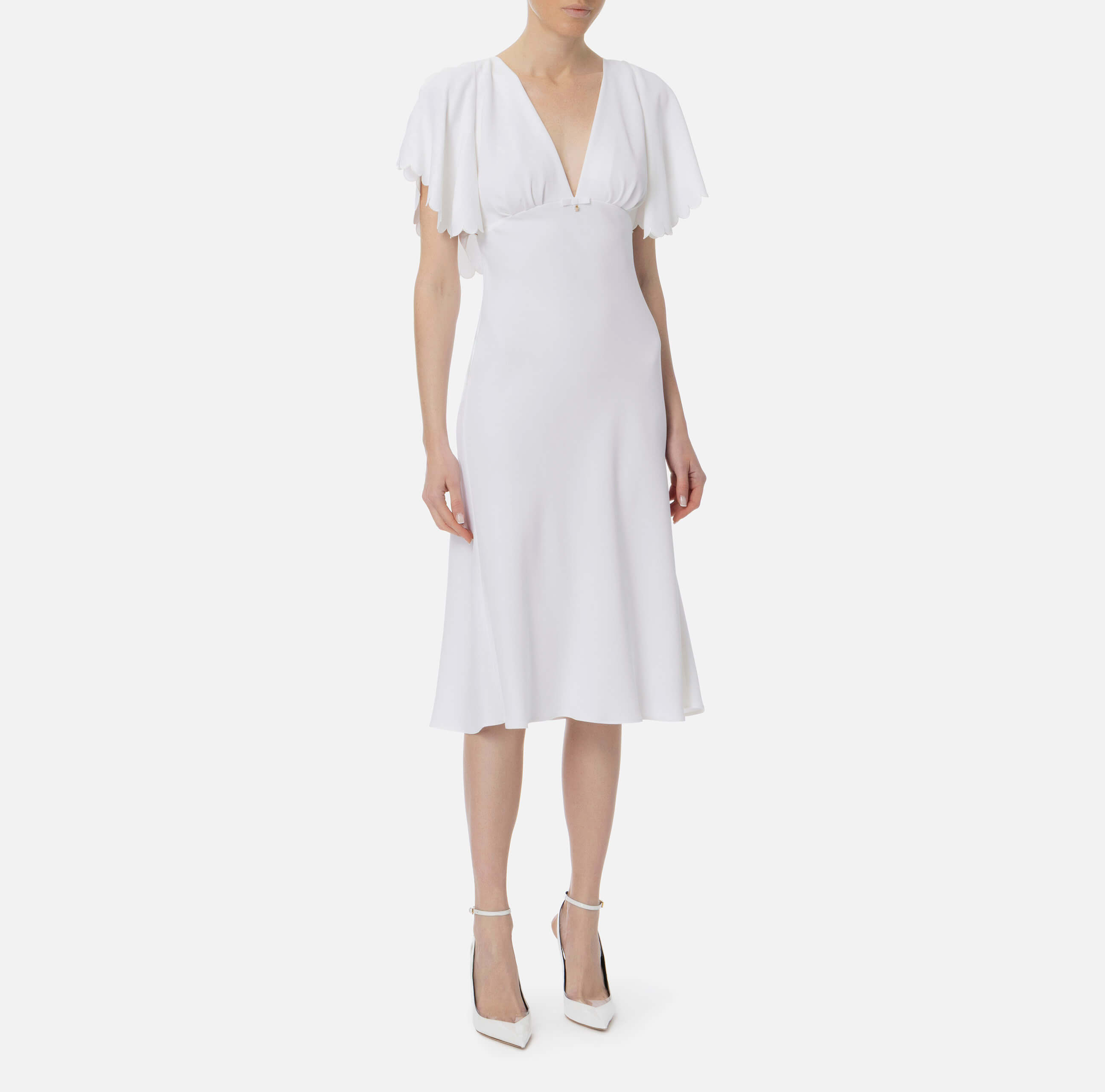 Dress in lightweight crêpe fabric with embroidered scallop