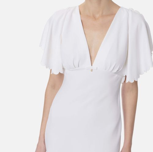 Dress in lightweight crêpe fabric with embroidered scallop