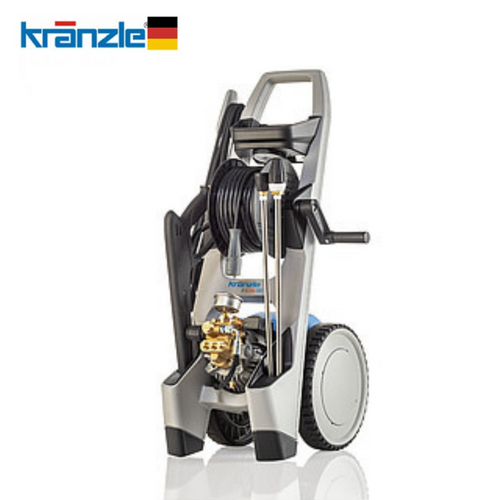 מכונת שטיפה בלחץ גבוה KRANZLE X 10/140 עם לחץ 140 בר וספיקת מים 10 ליטר בדקה, כוללת גלגלת צינור 12 מטר, בוכנות פלדה עם ציפוי קרמי וראש משאבה מפליז עם 10 שנות אחריות, מתאימה לניקוי תריסים, חלונות, חצרות ורכבים