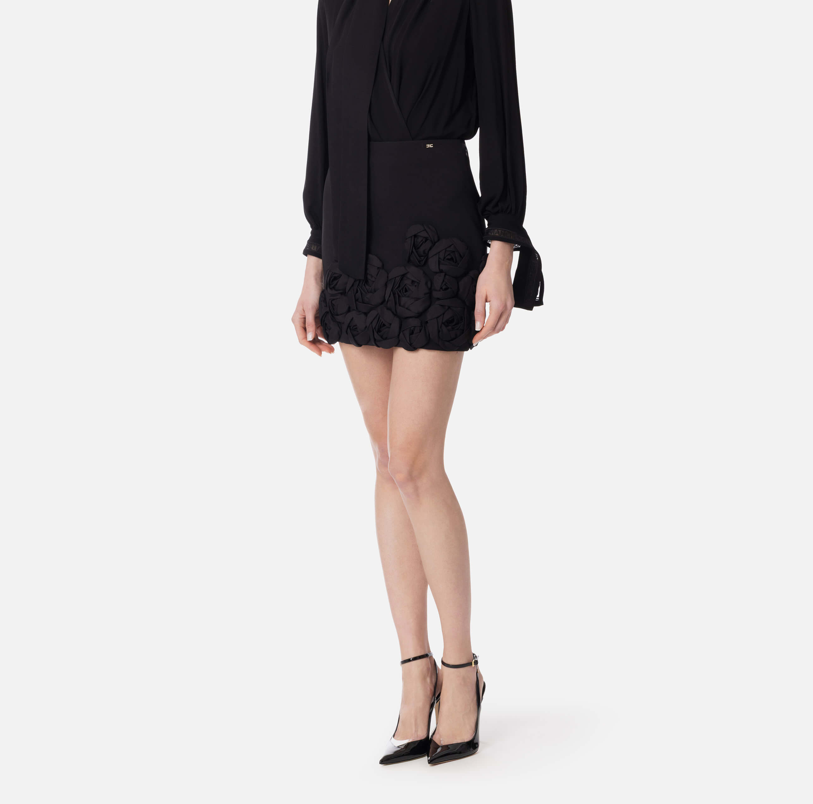 Skirt in crêpe fabric with embroidered roses