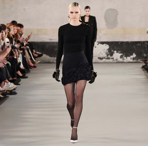 Skirt in crêpe fabric with embroidered roses